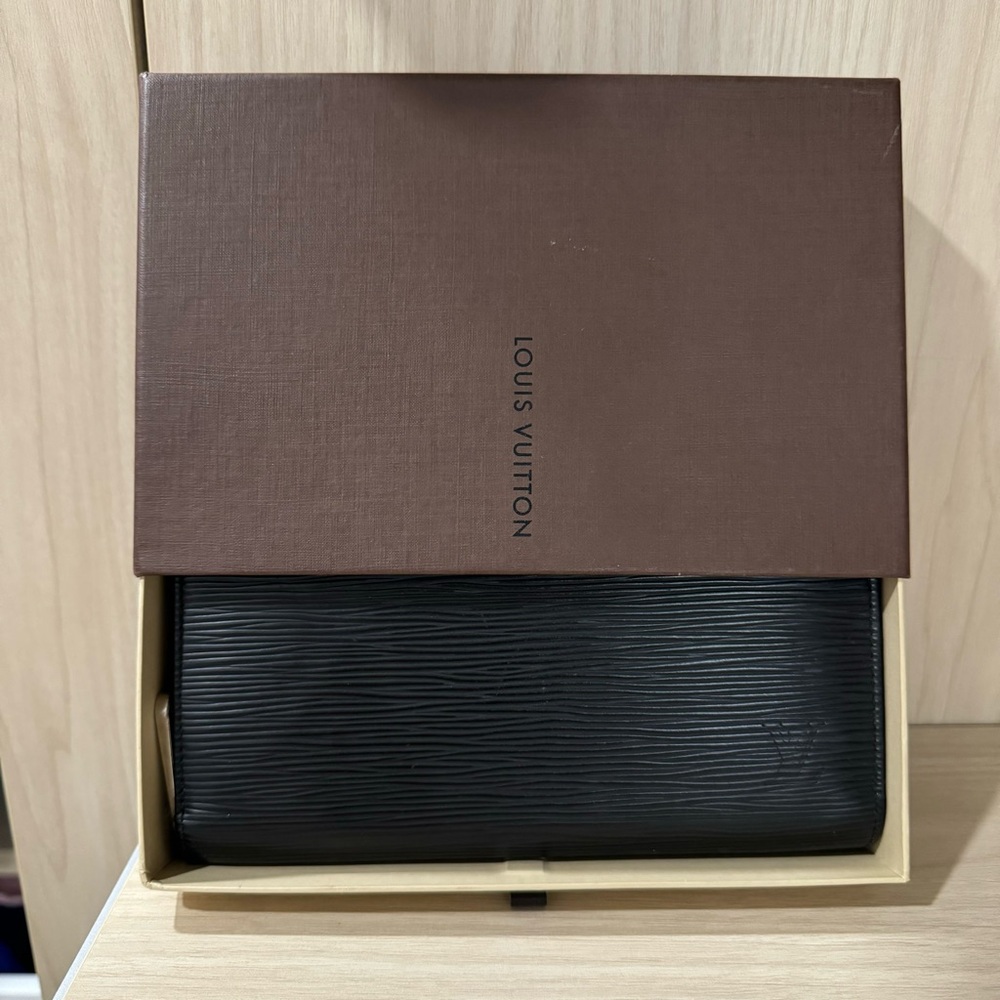 24 hour sale! Only $575 Beautiful Louis Vuitton Zippy Wallet - Picture 9 of 10
